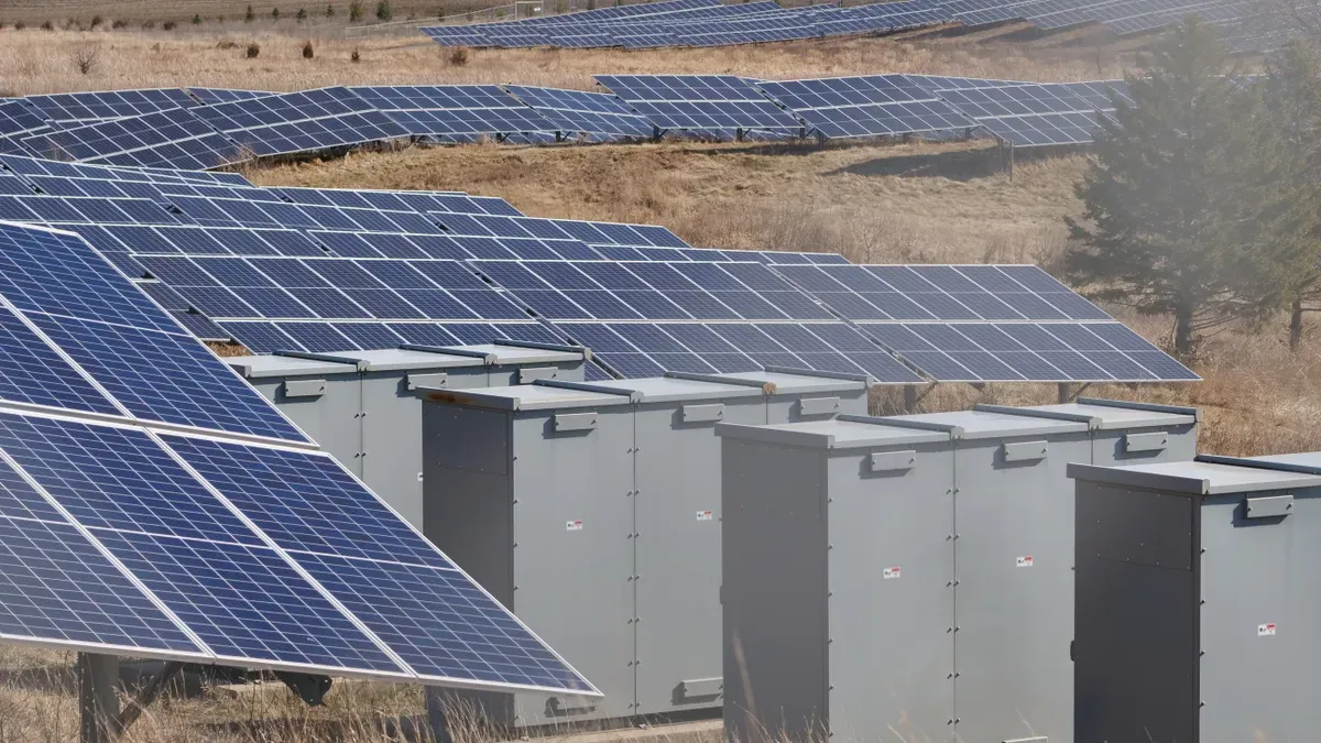 Como funciona a integração à rede elétrica para sistemas solares integrados de grande escala?