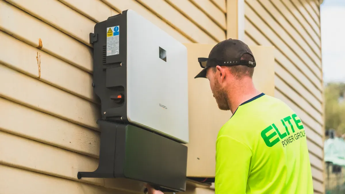 Como otimizar o desempenho de um inversor híbrido de 10 kW durante a instalação?