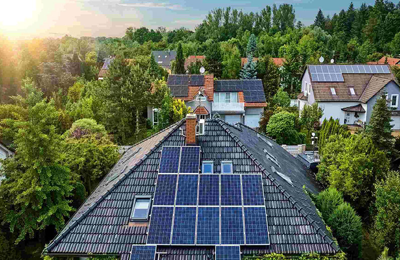 O que é um inversor solar híbrido e como ele funciona?