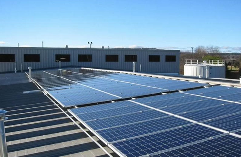 Por que mais fábricas e armazéns estão cortando custos com painéis solares?