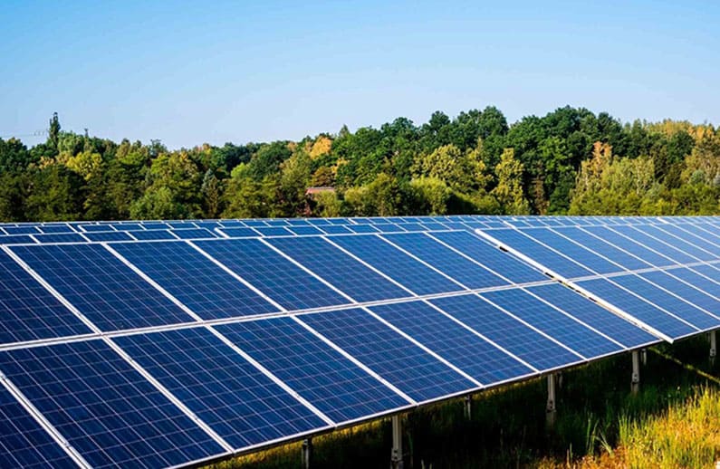 É melhor ter mais painéis solares ou mais baterias?