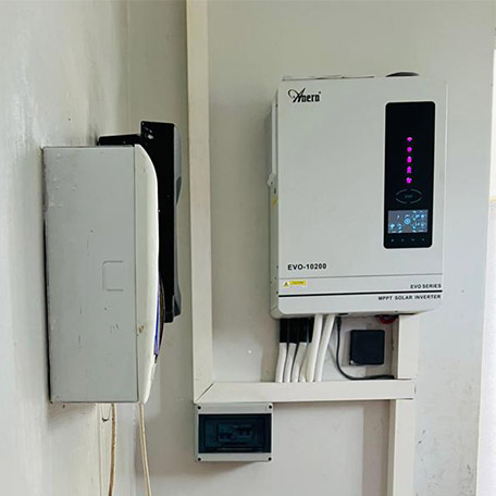 Sistema solar autônomo de 10,2 kW com armazenamento de energia empilhado para residência em Uganda.